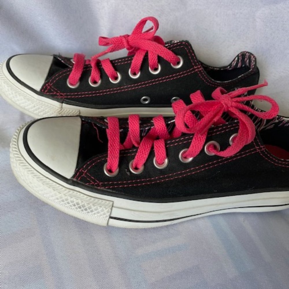 ❤️SOLD❤️ Women's CONVERSE sneakers, fits like a 8-8.5